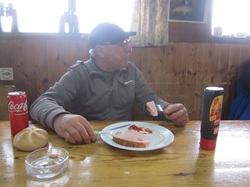 Helmut Hofko isst Leberkäse