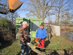 Dieter Antony beim Holzschneiden