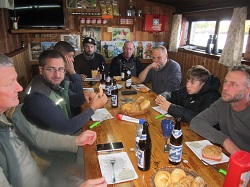 Helfer essen in der Hütte