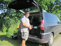 Bock Christian beim Auto