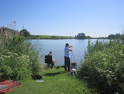 2 Fischer bei der Vorbereitung