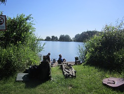 2 Fischer am Angelplatz