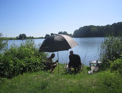 2 Fischer am Angelplatz