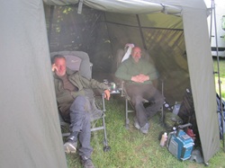 zwei Fischer im Zelt