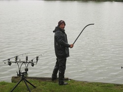 Roland Lahner beim Anfüttern