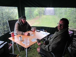 Fischer beim Kartenspielen