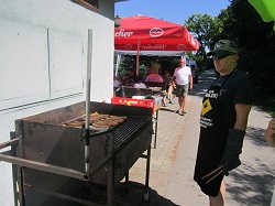 Rudi Honeder am Grill