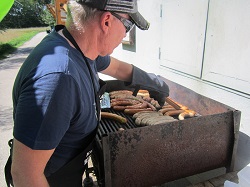 Rudi beim Griller