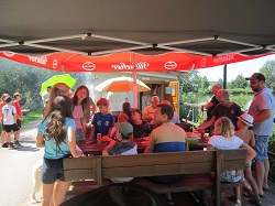 Kinder bei dder Jause