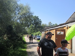 Kinder gehen zur Hütte