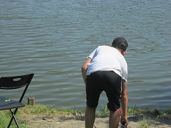 Kind legt die Angel hin