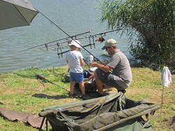 Ein Köder wird montiert