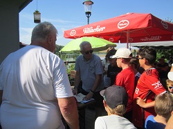 Dieter übergibt Urkunden