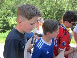 Kinder bei den Geschenken