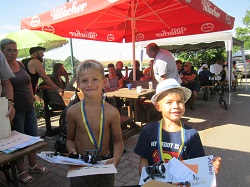 2 Kinder mit Preisen