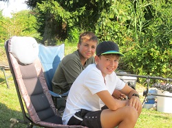 2 Kinder am Angelplatz