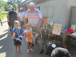 Gerhard mit 3 Kindern