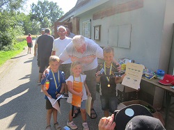 3 Kinder mit Ihren Urkunden