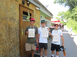 3 Kindern mit Preisen