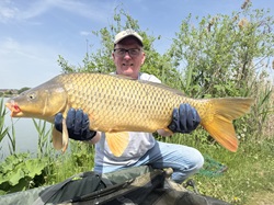 Dieter Antony mit Karpfen