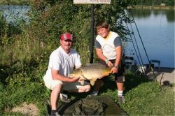 Florian Hohenegger mit Karpfen