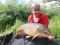 Gitti Schmidt mit Karpfen