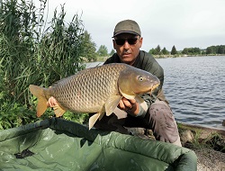 Helmut Hofko mit Karpfen