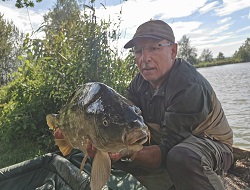 Helmut 'Hofko mit Karpfen