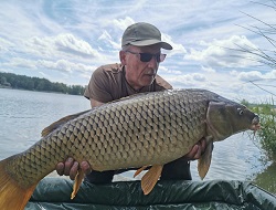 Helmut Hofko mit Karpfen