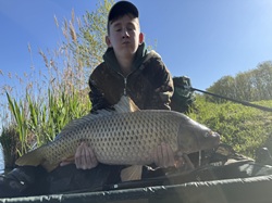 Jakob Antony mit Karpfen