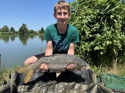 Jakob Antony mit Karpfen