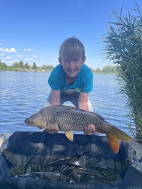 Jakob Antony mit Karpfen