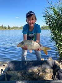 Jakob Antony mit Karpfen