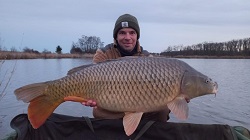Jürgen Schweitzer mit Karpfen