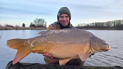 Jürgen Schweitzer mit Karpfen