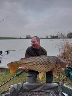 Klaus Kalcsics mit Karpfen