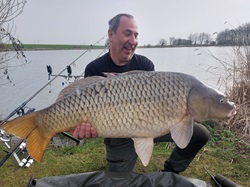 Klaus Kalcsics mit Karpfen.