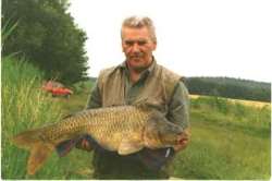 Helmut Brantner mit Karpfen