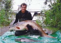 Kurt Dachsberger mit zwei Welsen