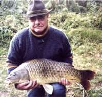 Kollege Mayer mit einem Karpfen